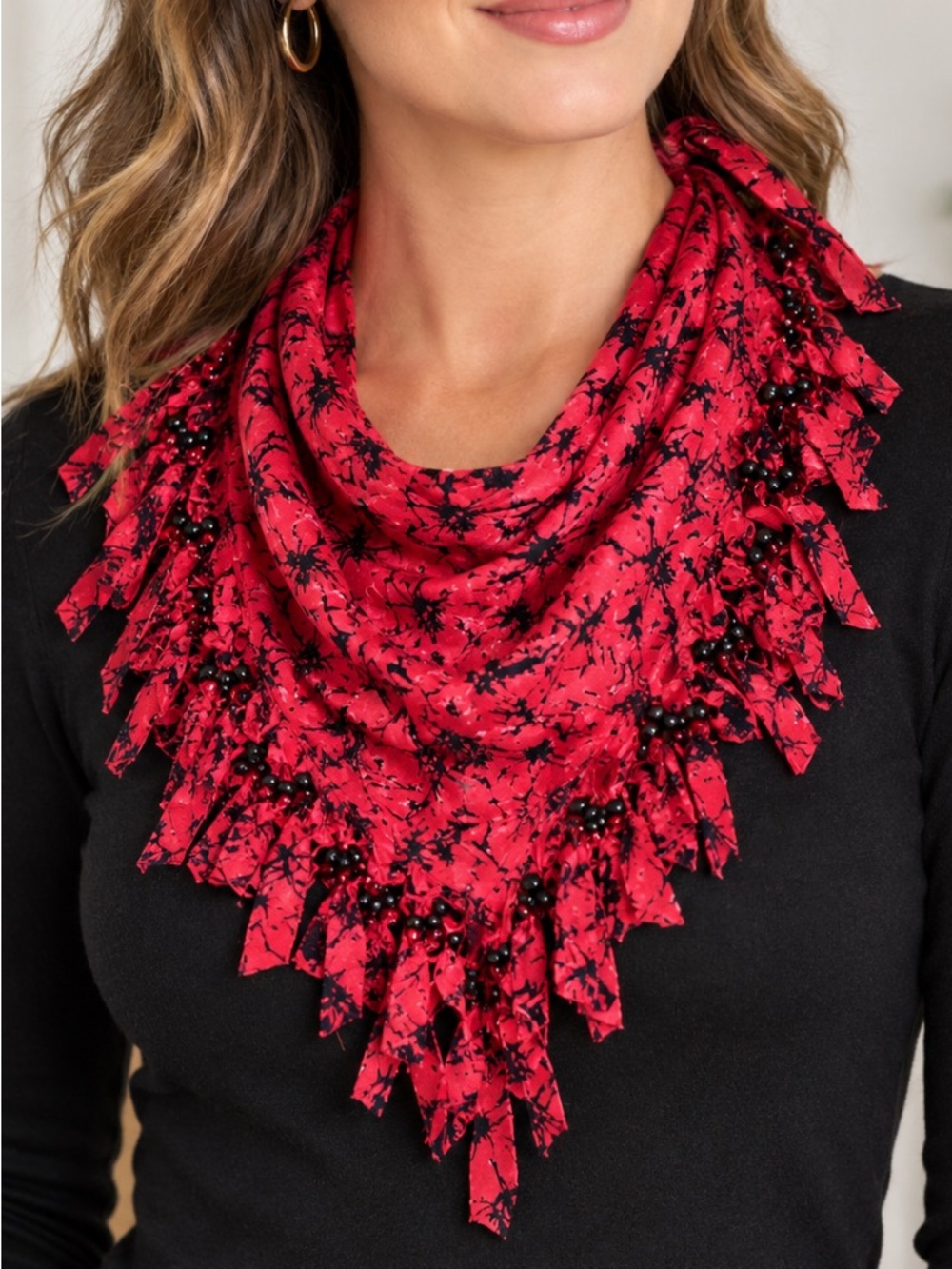 Make a statement with this gorgeous vintage-inspired red and black scarf! ❤️🖤